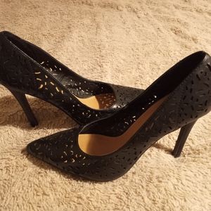 Report Womens high heels,black,                size 7.5 W ,laser cutout design.